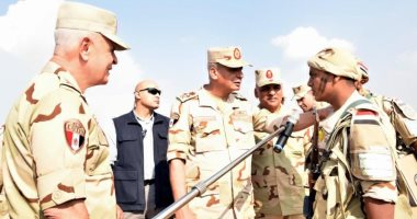 وزير الدفاع يشهد إجراءات التفتيش ورفع الكفاءة القتالية لأحد تشكيلات المنطقة المركزية العسكرية