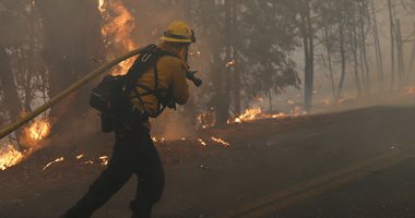 فرق الإطفاء تحقق تقدما فى مواجهة حريق غابات جنوب كاليفورنيا