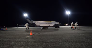 طائرة فضائية عسكرية سرية تصل فلوريدا مسجلة أطول رحلة مدارية
