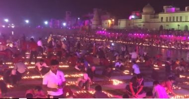 شاهد.. إضاءة الشموع خلال مهرجان "ديوالى" فى الهند