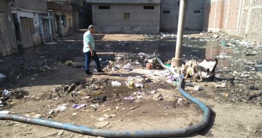صور..استجابة لليوم السابع.. شفط مياه الأمطار من شوارع قرية السيالة فى دمياط 