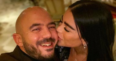 قبلة منها وكلمات رومانسية منه..محمود العسيلى يحتفل بعيد ميلاد خطيبته