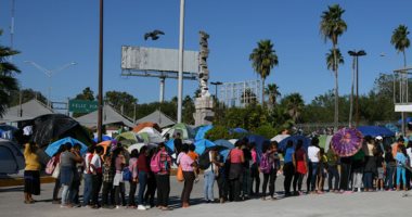 200 مهاجر يحتشدون على الحدود المكسيكية استعدادًا للتوجه إلى الشمال