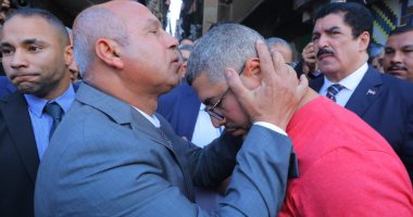 صور.. وزير النقل يقبل رأس شقيق ضحية حادث قطار الإسكندرية