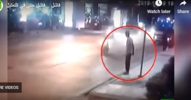 فاشل حتى فى التمثيل.. شخص يلقى بنفسه أمام مركبة بالطريق العام