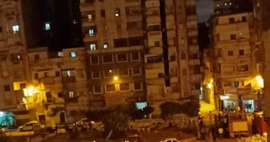 صور.. انهيار جزئى بعقار مائل غرب الإسكندرية.. والحى يخلى 3 عمارات مجاورة