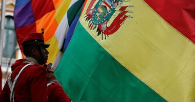 الحرس الجمهورى فى بوليفيا يرفعون الأعلام أمام القصر.. (صور) 
