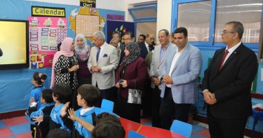 صور.. محافظ السويس يتابع العملية التعليمية ويشيد بنجاح التجربة بالمدرسة المصرية اليابانية