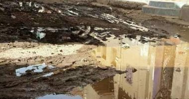 بالصور..مياه مجهولة المصدر تهدد بسقوط منازل بقرية صفط رشين فى بنى سويف