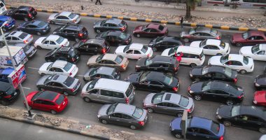 النشرة المرورية.. كثافات متوسطة للسيارات بمحاور القاهرة والجيزة