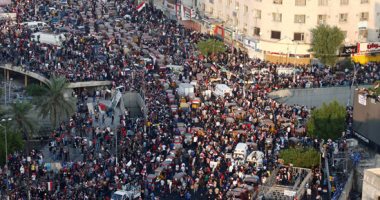 ألاف العراقيين يواصلون التظاهر فى وسط بغداد