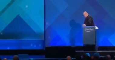 فيديو.. لحظة سقوط وزير ألمانى من أعلى منصة مؤتمر فى دورتموند
