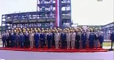 الرئيس السيسى يلتقط صورة تذكارية مع عمال شركة النصر للكيماويات