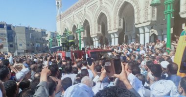 فيديو وصور.. الآلاف يشعيون جنازة رئيس مباحث مركز قوص من مسجد عبدالرحيم القنائى