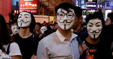 صور.. متظاهرو هونج كونج يشاركون فى احتفالات "الهالويين" بأقنعة فانديتا