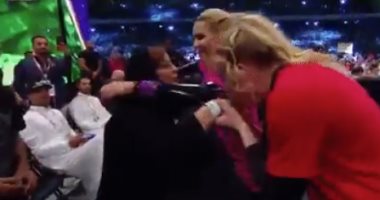فيديو.. مصارعتان يقبلان يد سيدة سعودية بعد انتهاء المباراة