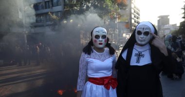 التشيليون يرتدون ملابس الهالويين وسط الاحتجاجات (صور)