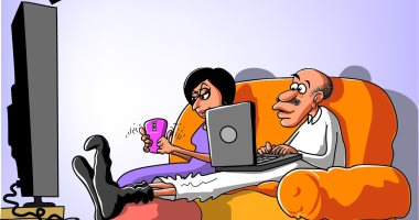 كاريكاتير سعودى.. الهواتف الذكية مصدر الإعلام الجديد والتلفزيون خارج الخدمة