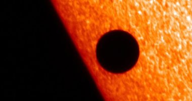 "القومى للبحوث الفلكية" يرصد مرور كوكب عطارد أمام الشمس اليوم