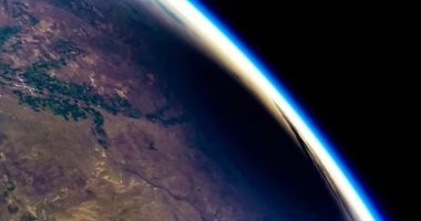شاهد الكسوف الشمسى من الفضاء على ارتفاع 165 ألف قدم.. فيديو وصور