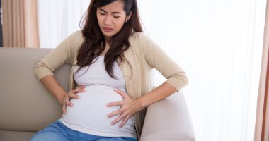 لماذا تشعرين بآلام البطن خلال الحمل؟ 6 أسباب أبرزها نمو الرحم 