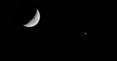 راقبوا أجواء السماء.. زحل لؤلؤة المجموعة الشمسية يقترن مع القمر فى مشهد بديع