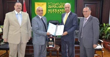 رئيس جامعة الإسكندرية يتسلم شهادة حصول الجامعة على الأيزو 9001/2015