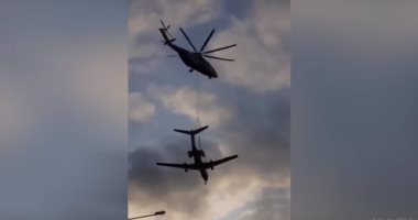 "الطائرات لبعضيها".. شاهد مروحية روسية تنقل طائرة "تو-134"