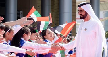 شاهد.. محمد بن راشد يرفع علم الإمارات بساحة برج خليفة بمناسبة يوم العلم 