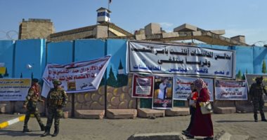 متظاهرون عراقيون يغلقون مؤسسات حكومية فى الديوانية