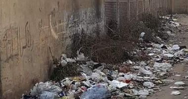قارئ يشكو من انتشار القمامة بسور المطرية ويطالب بوضع صناديق قمامة