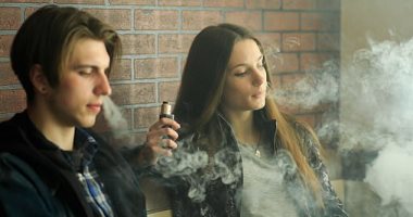 السجائر الإلكترونية تزيد خطر الإصابة بفيروس كورونا 5 أضعاف غير المدخنين