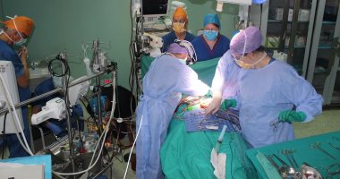 صور.. فريق أطباء هولندى يجرى 6 عمليات قلب مفتوح ناجحة بمستشفى قنا الجامعى