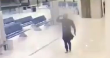 فيديو.. مسلح يقتحم مطار الكويت مهددا بالانتحار ورجال الأمن يلقون القبض عليه
