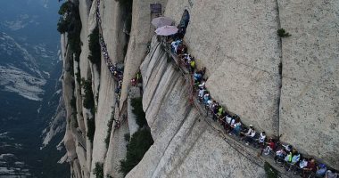 صور.. الصين تفتتح ممشى جبلى على ارتفاع 259 مترا لمحبى المغامرة والمخاطرة