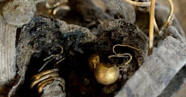  اعرف حكاية الخاتم الذهبى المكتشف فى بريطانيا البالغ عمره 1700 عام