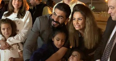 فيديو.. زوجة خالد سليم وابنتيه يحتفلون بعيد ميلاده في بلاتوه "بلا دليل"
