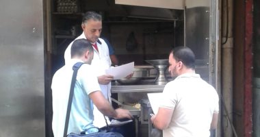 صور .. تحرير 15 محضرا مخالفة لمحلات بيع الأطعمة بمدينة بنها