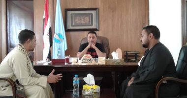 رئيس مدينة مرسى علم يلتقى بالتجار لمناقشة تخفيض الأسعار.. صور