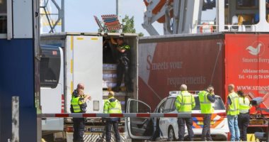 هولندا.. العثور على 16 مهاجرا فى شاحنة قبل توجهها إلى بريطانيا