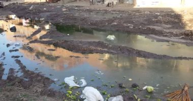 قارئ يشكو من استمرار انتشار مياه الصرف الصحى وعدم رفع مخلفات السوق بالفيوم