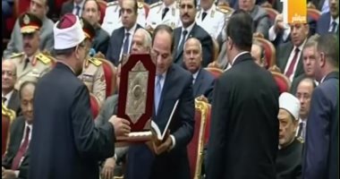 وزير الأوقاف يهدى السيسى نسخة من المصحف الشريف فى احتفالية المولد النبوى