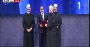 الرئيس السيسى يكرم شخصيات أثرت فى الفكر الإسلامى باحتفالية المولد النبوى