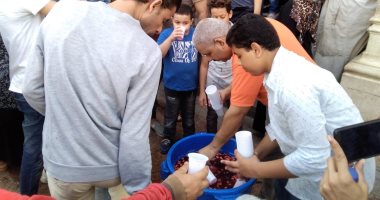 صور..الإسكندرانية يحتفلون بالمولد النبوى بتوزيع شربات فى ساحة ابو العباس 