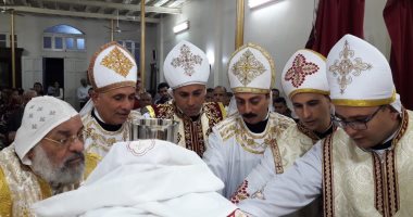 الأنبا برسوم يكلف خمسة كهنة جدد بالخدمة فى كنائس صنبو وديروط