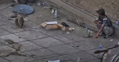 فيديو.. متظاهرون يلقون المولوتوف على أحد المبانى وسط بغداد