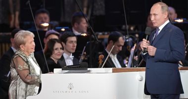 بوتين يمنح أسطورة الموسيقى ألكسندرا باخموتوفا أرفع وسام فى روسيا