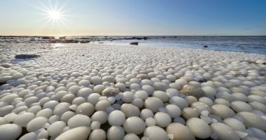 الآلاف من كرات "البيض الجليدى" الغريبة تغمر شاطئا فى ظاهرة جوية نادرة