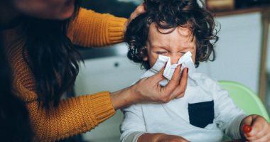 للأمهات.. نصائح لحماية طفلك من نزلات البرد والأنفلونزا فى موسم التقلبات الجوية
