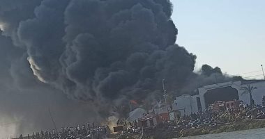 حريق هائل بمخزن كاوتشوك بالدقهلية والدفع بخمس سيارات إطفاء ..صور